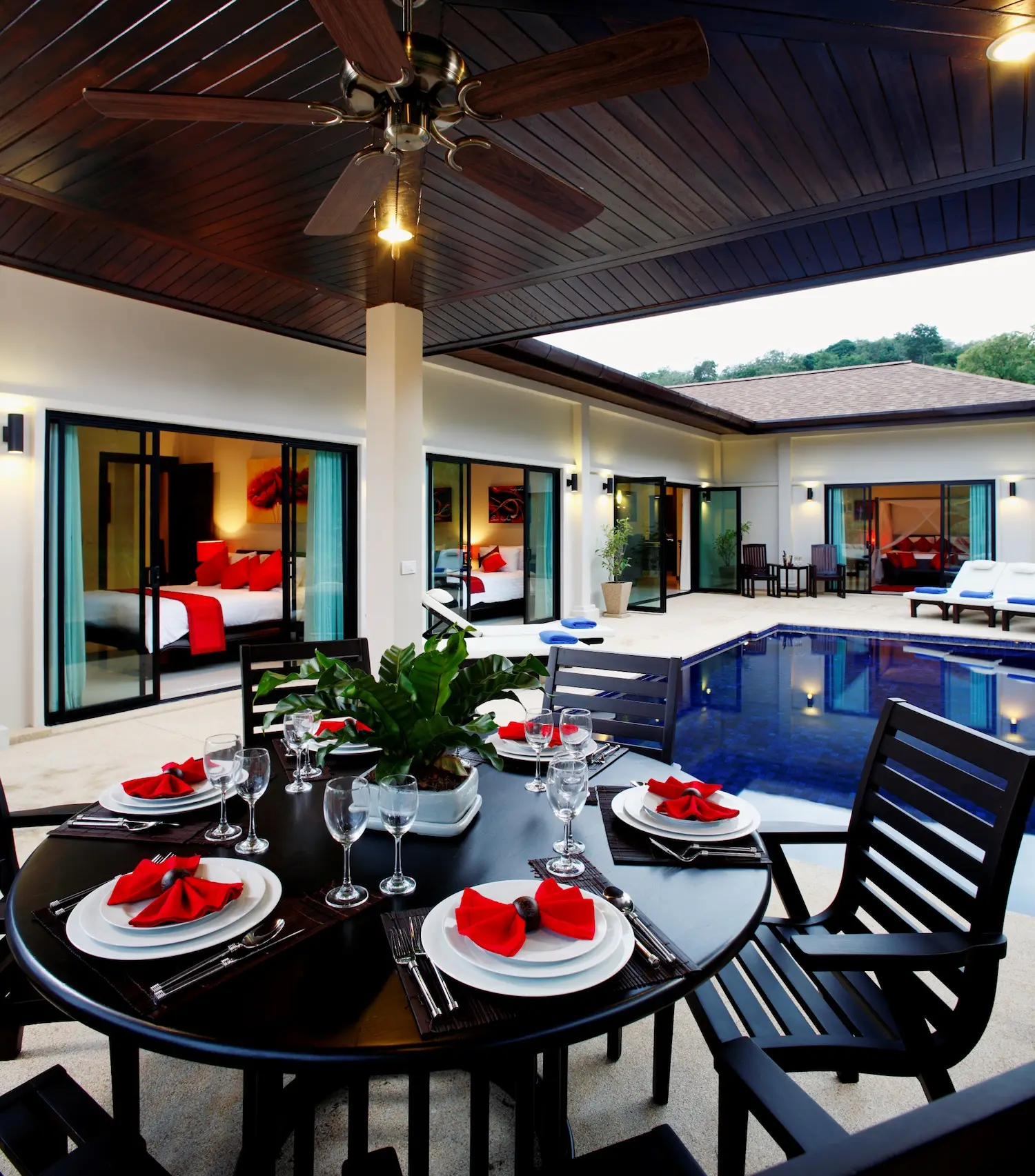 Crystal Villa — Dining area