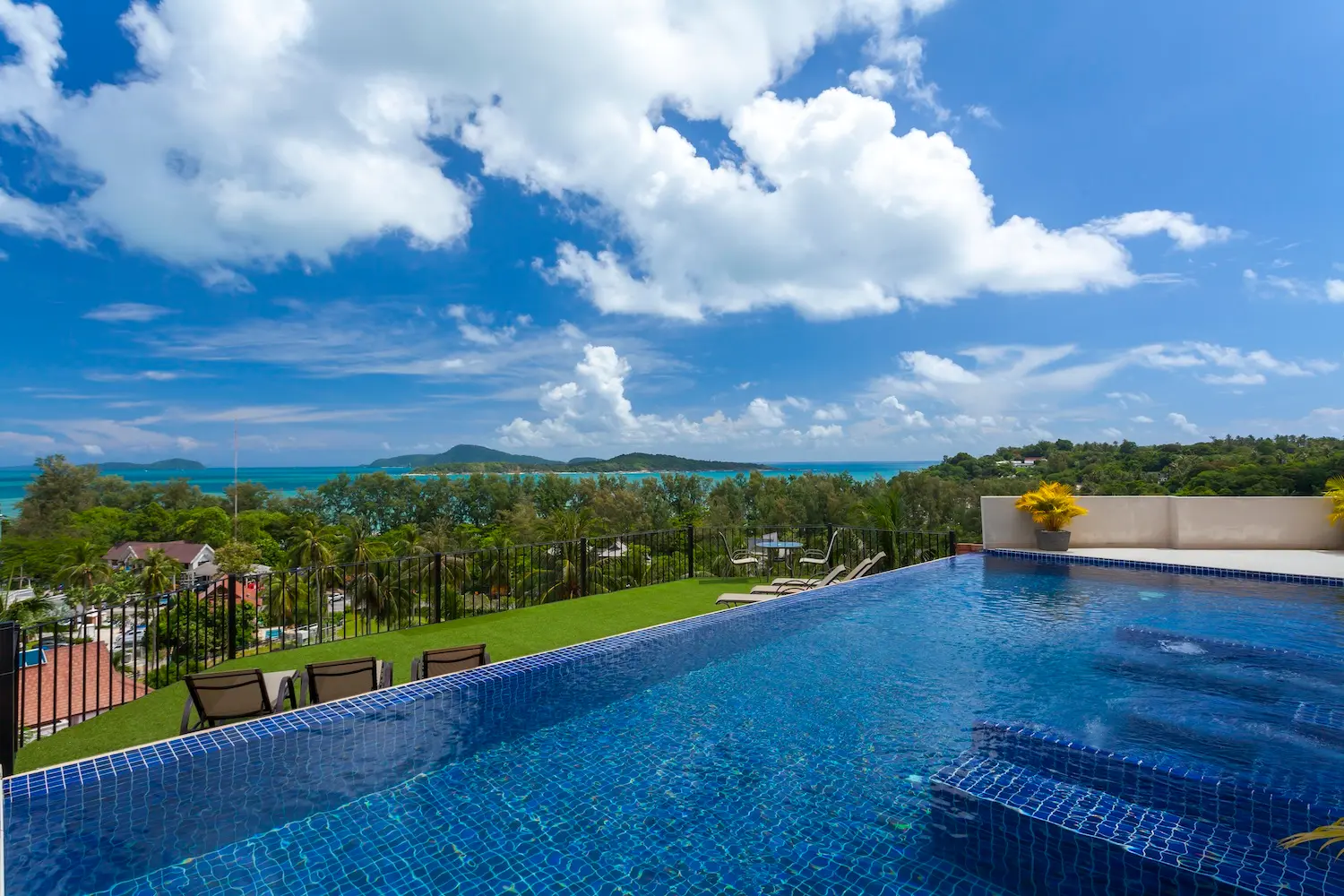 Diamond View — Balcony