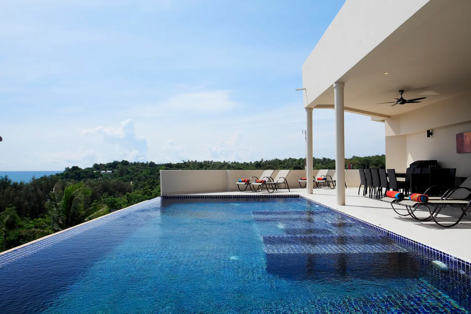 Diamond View — Pool and view