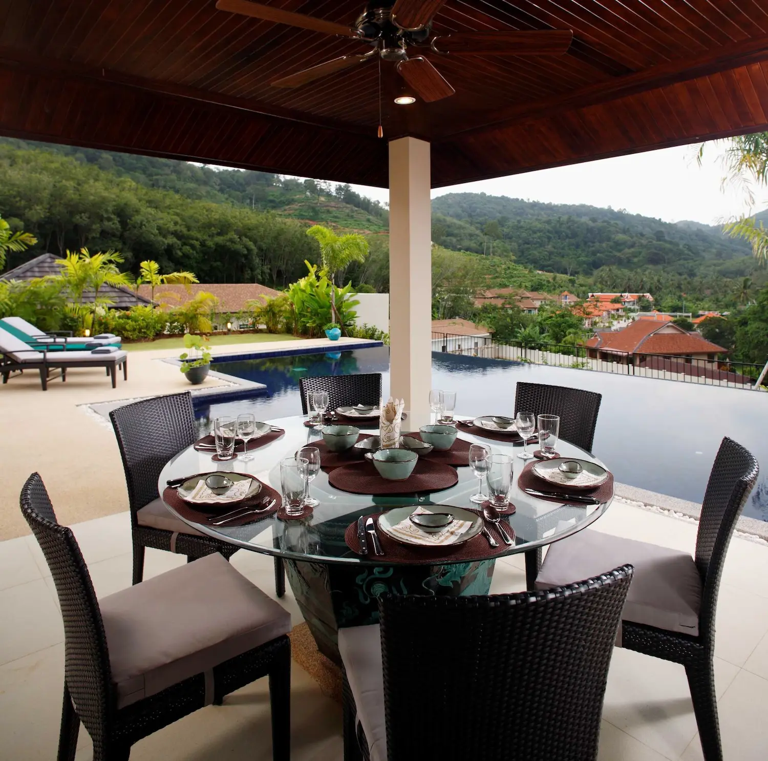 Emerald Villa — Dining area
