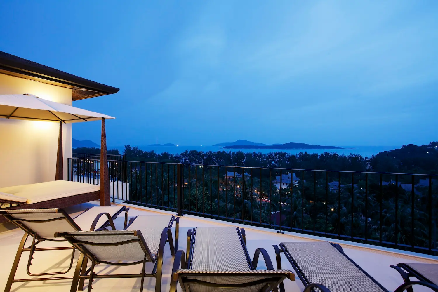 Turquoise View — Pool at night
