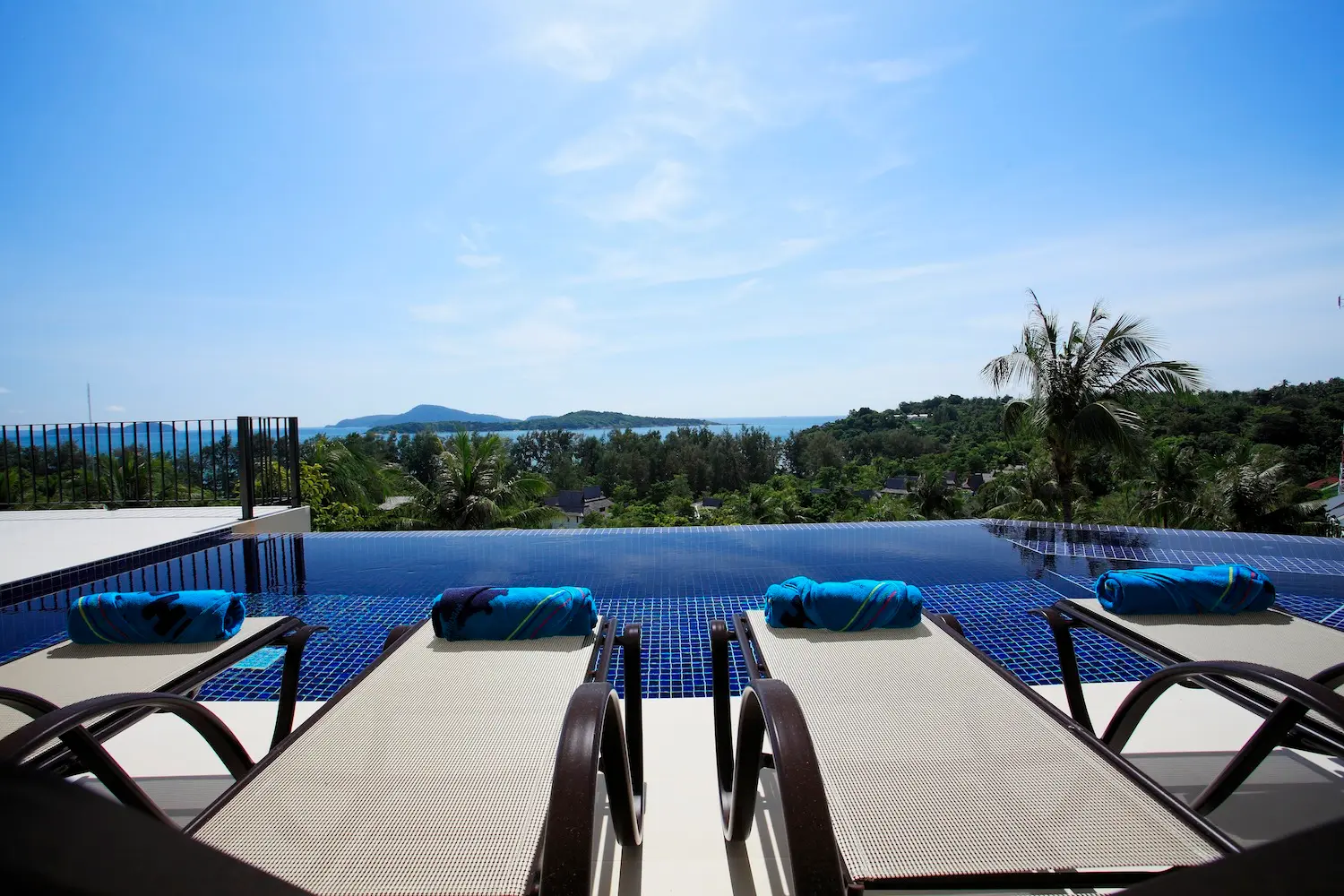 Turquoise View — Pool and view