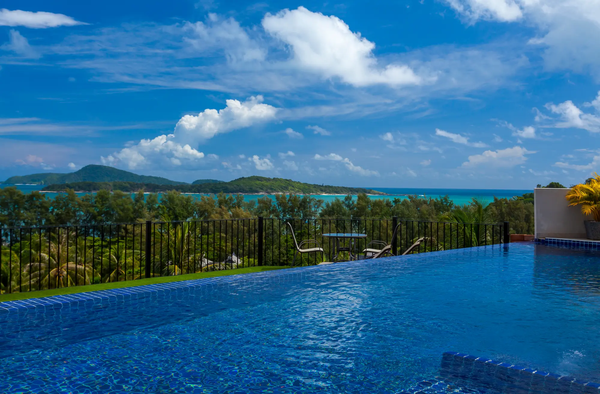 Turquoise View — Pool and view